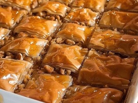 Sweeten Your Holidays with This Decadent Christmas Baklava! - NewsBreak Christmas Baklava, Fried Cheese Bites, Cream Cheese Bars Recipe, Christmas Pie Recipes, Great British Food, Baklava Recipe, Chocolate Pie Recipes, Holiday Desserts Table, Cinnamon Butter