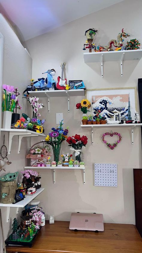 Lego Wall In House, Legos To Build, Lego Interior Design Home Decor, Legos Display Ideas, Ways To Display Lego Sets, Lego Succulent Display, Lego Flowers Display, Lego Room Display, Lego Decor Ideas