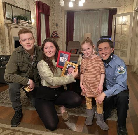 cameron monaghan, emma kenney, paris newton, and ethan cutkosky Carl Shameless, Shameless Season, Ethan Cutkosky, Shameless Scenes, Emma Kenney, Shameless Characters, Ian Shameless, Shameless Tv Show, Celebrity Children