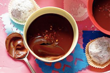 Your guests will go made for these Mexican-inspired chocolate chilli desserts. Mexican Christmas Desserts, Chilli Chocolate, Flake Chocolate, Baked Custard, Dessert Places, Corn Cakes, Mexican Dessert, Dessert Dips, Baked Pumpkin