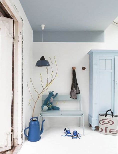 Colour blocking isn’t just for the walls. You can add lots of drama to your kid’s bedroom by painting the ceiling. We love the wide blue stripe on the ceiling, but by making it come down on to the wall, it almost feels like a roof.  Playful and clever!   #kidsroom #kidsroominspo #kidsroomdecor #petitandsmall Paint Trends, Blue Ceilings, Block Painting, Colored Ceiling, Painted Ceiling, 인테리어 디자인, White Walls, Interior Inspiration, Home Deco