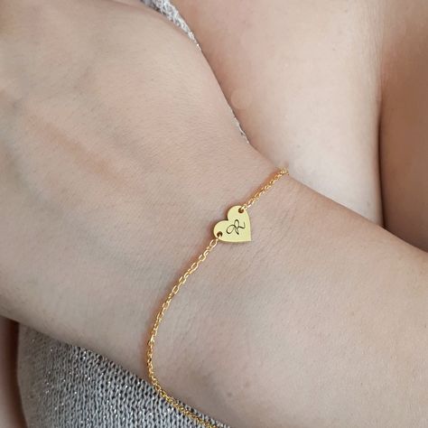 "Personalized Mothers Day Gift for Mom, Grandmother, Nanny, Daughter. Personalized Initial Heart Bracelet It comes with 1\" additional extender. Please leave a note at check out for the initial you want. It is available in 3 finishes: Silver-Gold -Rose gold Please contact me for further questions and custom design jewelry. Thank you for shopping with me!!" Snake Ring Gold, Bracelet Minimal, Initial Bracelet Gold, Rose Gold Initial, Mommy Necklace, Picture Necklace, Bracelet Heart, Mother Jewelry, Letter Bracelet