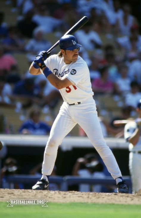 #OTD 8/27 in 1995, the @Dodgers Mike Piazza drives in seven runs with two homers and two doubles in a 9-1 win over Philadelphia. Piazza’s 4-for-4 day at the plate raises his batting average to .367, tied for the best in the big leagues. Mlb Pictures, Mike Piazza, Baseball Photos, Home Team, Vintage Baseball, Los Angeles Dodgers, Baseball Players, Major League Baseball, Major League