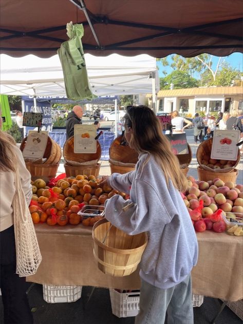 Sunday Farmers Market Outfit, Farmers Market Friends, Farmers Market Fall Outfit, French Farmers Market Aesthetic, Farmers Market Instagram Story, Farmers Market Instagram Pictures, Farmers Market Picture Ideas, Farmer Market Aesthetic, Cottage Core Outfits Summer