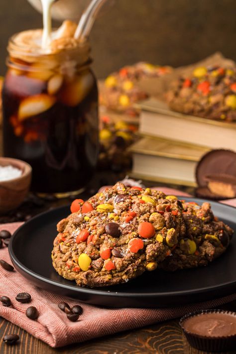 This Gideon's Bakehouse Copycat Recipe for Peanut Butter Cold Brew Cookies is a dense, fudge-like, overindulgent treat! Peanut butter cookies made from scratch with ground espresso are rolled in crushed Reese's Pieces, chopped Reese's peanut butter cups, and ground espresso! Gideons Peanut Butter Cookie Recipe, Peanut Butter Cold Brew, Mega Cookies, Gideon's Bakehouse, College Recipes, Reese's Pieces, Espresso Cookie, Big Cookie, Eat Cookies