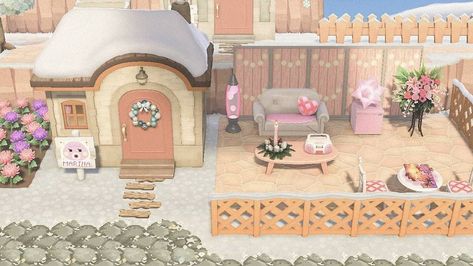 Animal Crossing Villager House Ideas Outside, Acnh Lolly Yard, Acnh Pietro Yard, Villager House Layouts Acnh, Acnh House Layout Ideas, Acnh Felicity Yard, Acnh Villager Photo Display Ideas, Villager Yards Acnh, Villager Yard Idea Acnh