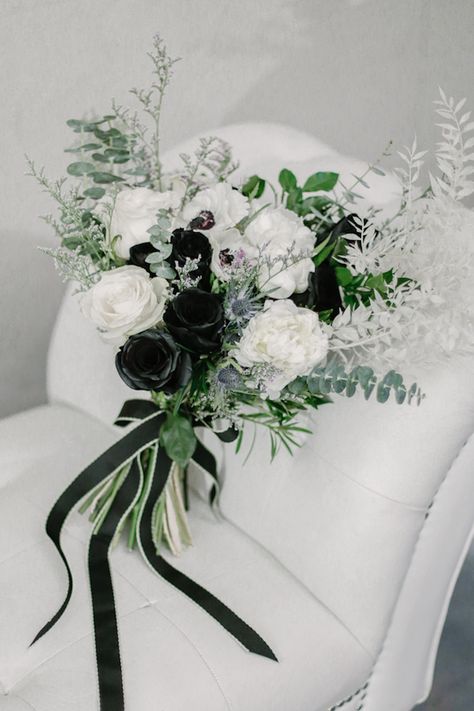 Simple Black And White Wedding Centerpieces, Black And White Wedding Bouquet Brides, Black Tablecloth Wedding White Flowers, White Wedding Cake Black Flowers, Modern Black And White Wedding Bouquet, Black And White Wedding Theme Wedding Ceremony Decor, White And Black Bouquet Wedding, Black White And Emerald Wedding, Wedding Florals Black And White