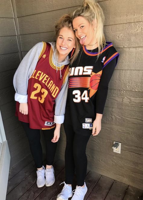 Pinterest: chloekitty23 Jersey Day Spirit Week, Besties Ideas, Basketball Game Outfit Women, Sporty Casual Outfits, Basketball Game Outfit, Spirit Days, Jersey Day, Spirit Week Outfits, Homecoming Week