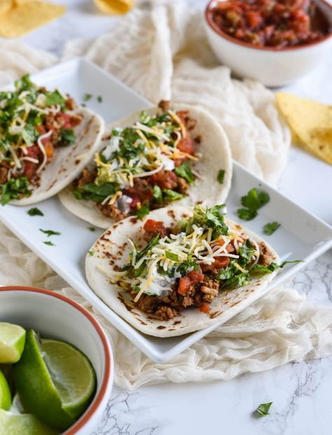 Healthy turkey tacos recipe that's loaded with peppers, spices and comes together in half hour or less! We eat this all the time - its simply the best! Veg Tacos, Turkey Tacos Recipes, Vegetarian Lettuce Wraps, Healthy Taco Recipes, Lettuce Tacos, Ground Turkey Tacos, Taco Lettuce Wraps, Turkey Taco, Turkey Tacos