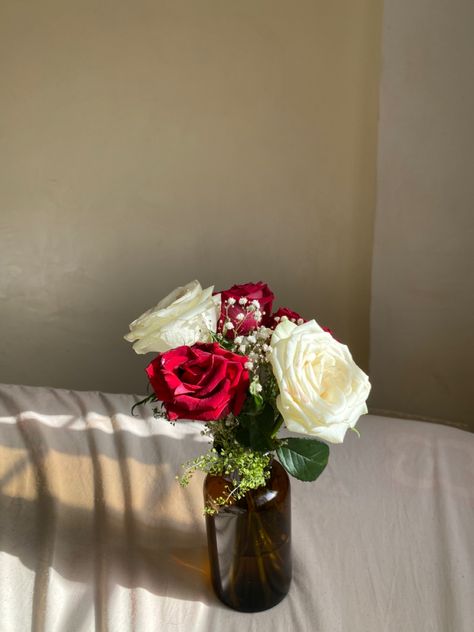 Top Of Dresser, Roses In Vase, Roses In A Vase, Art Cafe, Rose Vase, 2024 Vision, Pretty Flowers, Room Inspo, Party Planning