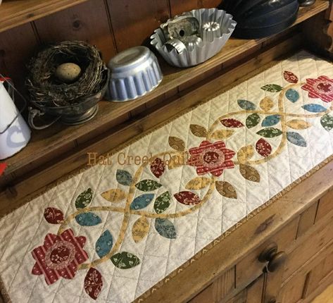 Oval Table Runners, Applique Table Runners, Patch Work Table Runner, Appliqué Table Runner, Free Table Runner Quilt Patterns Sweet Pea Machine Embroidery, Log Cottage Table Runner Free, Applique Table Runner, Patchwork Christmas. Table Runner, Pretty Table Settings