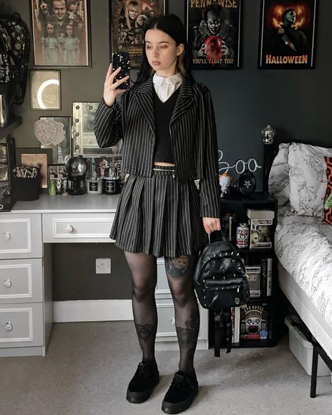 Goth Blazer Outfit, Alternative Outfits Women, Corporate Witch, Goth Teacher, Goth Blazer, Wednesday Style, Outfits Rock, Wednesday Addams Outfit, Colour Outfit