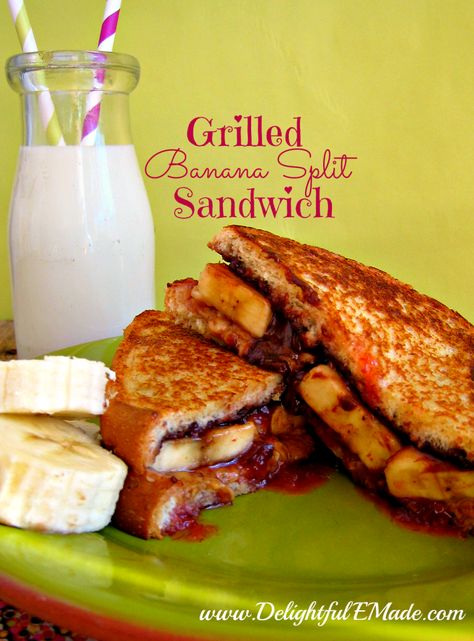 Grilled Banana Split Sandwich Strawberry Banana Bread Recipe, Nutella Sandwich, Strawberry Banana Bread, Healthy Sandwich Recipes, Peanut Butter And Banana, Tummy Yummy, Banana Nutella, Healthy Strawberry, Simple Sandwiches