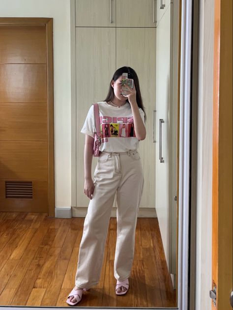 Beige Graphic Tee Outfit, Beige Graphic Tee, Pastel Jeans, Graphic Tee Oversized, Outfits Pastel, Outfit School, Graphic Tee Outfits, Minimal Aesthetic, Aesthetic Outfit