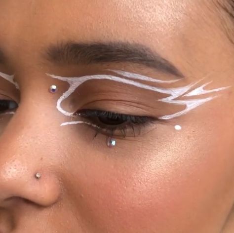 Artistic Eyeliner, White Graphic Eyeliner, Star Wars Makeup, Graphic Makeup, Rave Makeup, Graphic Eyeliner, Swag Makeup, Eye Makeup Designs, Dope Makeup