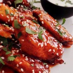 Crispy Baked Honey Sriracha Chicken Wings - Chef John. Great method! Allrecipes.com Honey Sriracha Chicken Wings, Sriracha Chicken Wings, Sriracha Wings, Chef John Recipes, Honey Sriracha Chicken, Sriracha Chicken, Low Carb Meal, Wings Recipe, Honey Chicken