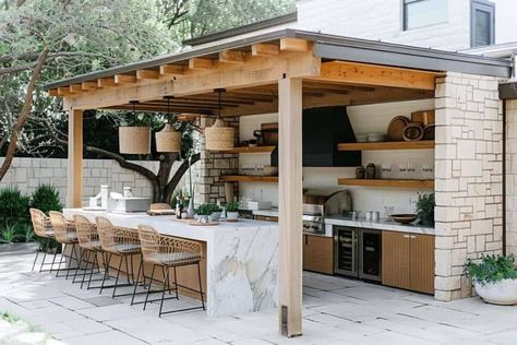 60 Outdoor Kitchens That Will Make You Want to Cook Outside Forever! Covered Outdoor Kitchens, Outdoor Kitchen Design Modern, Outdoor Grill Station, Outdoor Kitchen Plans, Patio Kitchen, Backyard Bar, Porch Deck, Outdoor Kitchen Patio, Backyard Remodel