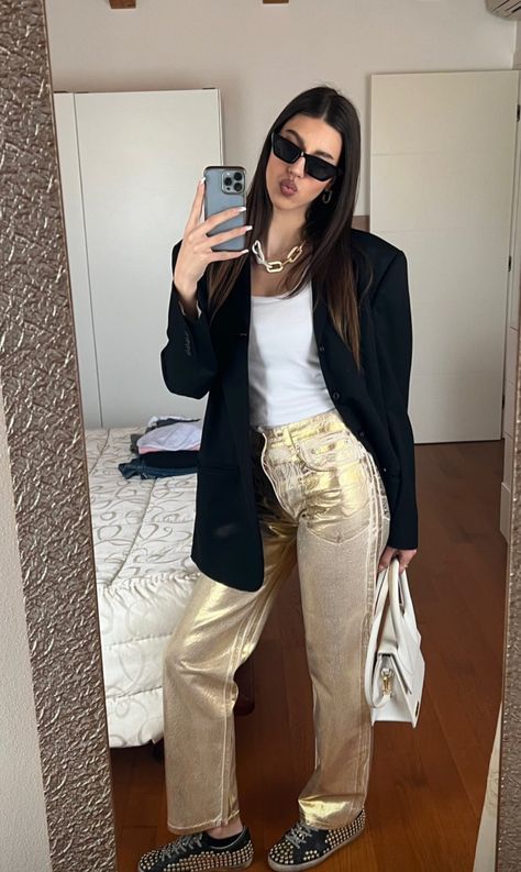 Gold Jeans Outfit Fall, Gold Pants Outfit Parties, Gold Metallic Jeans Outfit, Gold Pants Outfit Casual, Gold Leather Pants Outfit, Gold Metallic Pants Outfit, Gold Trousers Outfit, Night Boat Party Outfit, Gold Jeans Outfit