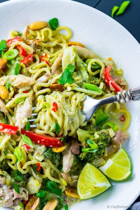 Green Curry Chicken with Ramen Noodles Chicken Noodles Recipe, Thai Green Curry Chicken, Thai Curry Recipes, Green Curry Sauce, Green Curry Recipes, Green Curry Chicken, Curry Coconut, Peasant Food, Thai Green Curry