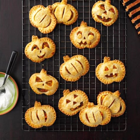 Empanadas Recipes, Pumpkin Hand Pies, Halloween Fingerfood, Halloween Apps, Fun Halloween Party Food, Halloween Eats, Cooks Country, Postres Halloween, Halloween Food Appetizers