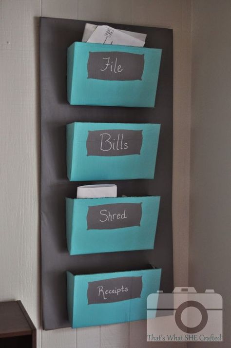 15 Creative & Practical DIY Mail Organizer Ideas You Should Give A Try Hanging Mail Organizer, Diy Mail Organizer, Wall Organizer Diy, Do It Yourself Decoration, Diy Mail, Mail Sorter, Diy Rangement, Monthly Crafts, Strand Braid