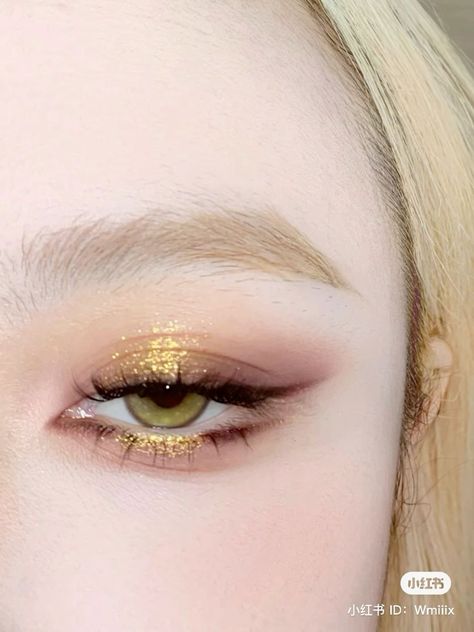 "Oh Christmas brow, oh Christmas brow, how lovely are your arches... Golden Eye Makeup Aesthetic, Hooded Eye Gold Makeup, Gold Eye Makeup Douyin, Eyeshowdow Looks, Earth Toned Makeup, Golden Douyin Makeup, Gold Korean Makeup, Gold Angel Makeup, Yellow Douyin Makeup