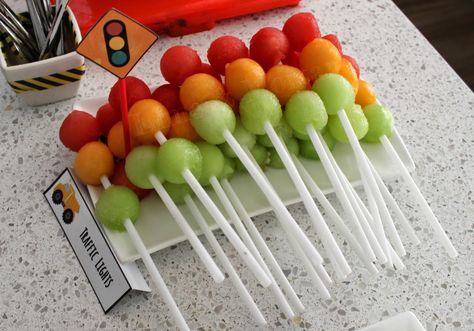 Traffic Light Fruit Skewers, Construction Theme Party Food, Kabobs For Party, Fruit Kabobs For Party, Lime Mortar, Digger Birthday, 4de Verjaardag, Construction Theme Birthday Party, Fruit Kebabs