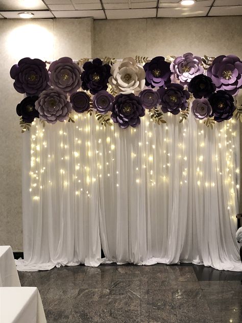 Purple Paper Flowers Backdrop, Purple And Gold Backdrop, Lavender Backdrop, Pink Photo Backdrop, Purple Paper Flowers, Purple Quinceanera Theme, Farewell Party Decorations, Paper Flower Backdrop Diy, Rich Wedding