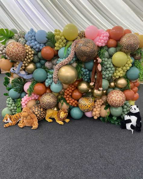 🌿🌿 It the little things 🌿🌿 The jungle themed wall is incredible. But when you add the animals and the little things in it elevates it to… | Instagram Jungle Balloons, Wild Party, Bridal Shower Balloons, Kid Parties, Jungle Birthday, Backdrop Ideas, Balloon Wall, Themed Decor, Balloon Diy