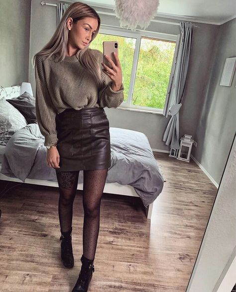 Brown Leather Skirt With Tights, Fall Outfits Women Leather Skirt, Leather Mini Skirt Outfit Casual, Leather Mini Skirt Outfit Fall, Leather Skirt With Tights, Leather Skirt And Tights, Fall Outfits With Tights, Leather Skirt Winter, Skirt Outfits With Tights