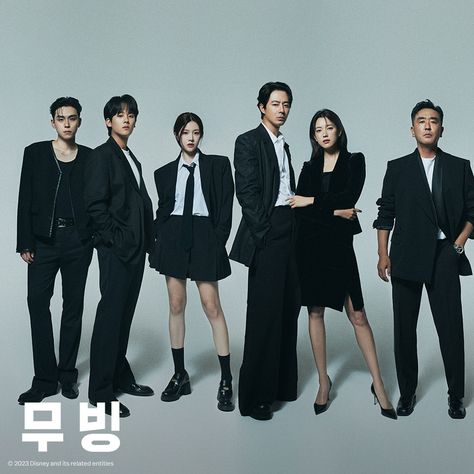 Moving Kdrama Cast, Group Shot Photography, Kdrama Photoshoot, Yearbook Photoshoot, Group Photo Poses, Group Picture Poses, Family Studio Photography, Group Poses, Photo Grouping