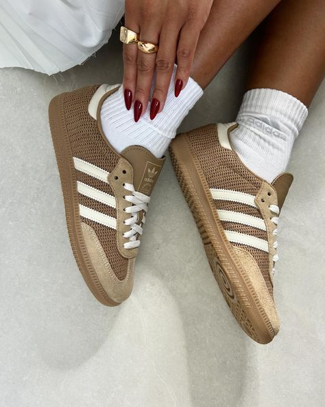 Une petite douceur comme ça, ça se refuse pas 🤍❤️🤎 #adidas #samba #cardboard Adidas Sneakers Outfit, Kd Sneakers, Vans Sneakers (men), Men's Adidas (men), Shoes Aesthetic, Nike Shoes (men), Aesthetic Luxury, Pretty Shoes Sneakers, Streetwear Shoes