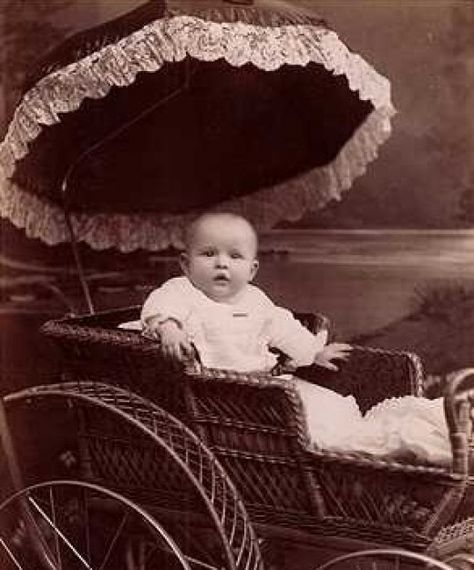 Spirit Photography, Preppy Baby, Foto Kids, Vintage Pram, Vintage Children Photos, Names For Girls, Baby Pram, Baby Buggy