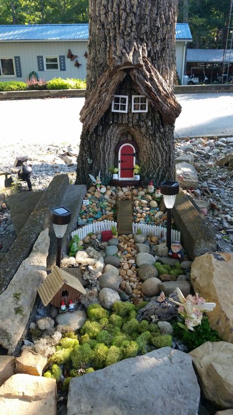 Fun fairy garden! Miniature Gardens Design Ideas, Miniature Garden Design, Fairy Tree Houses, Fairy Garden Designs, Fairy Garden Crafts, Fairy Furniture, Faeries Gardens, Fairy Tree, Fairy Garden Houses