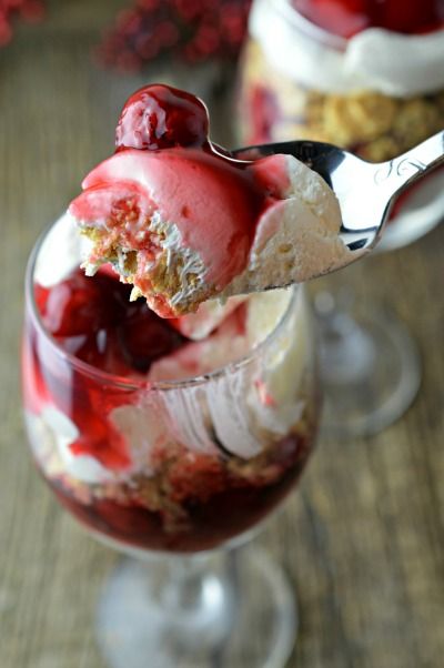 Cherry Cheesecake Trifle Dessert - The Perfect Christmas Trifle Recipe Cherry Cheesecake Trifle, Christmas Trifle Recipes, Trifle Recipes, Christmas Trifle, Cheesecake Trifle, Christmas Desserts Easy, Trifle Desserts, Trifle Recipe, Salty Cake