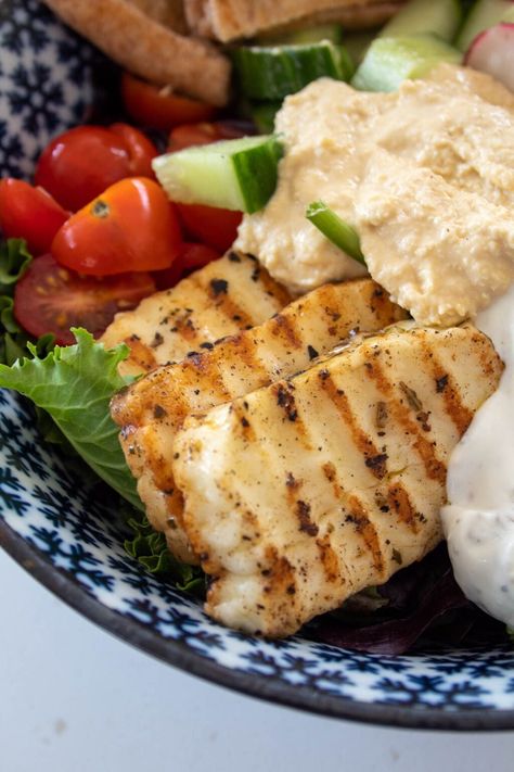 Marinated Halloumi - 2 Greek-style recipes Halloumi Marinade, One Pot Dinners, Lunch Lady, Healthy Sweet Treats, Vegetarian Meal, Greek Style, Barbecue Recipes, Kebabs, Quick Recipes