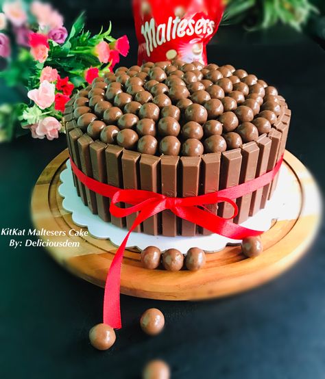 Kit-Kat Maltesers Cake Malteser Birthday Cake, Kit Kat Cake Birthday, Birthday Cake Kit Kat, Kit Kat Cake Ideas, Kitkat Cake Design, Kit Kat Cakes, Maltesers Cake, Chocolate Kit Kat Cake, Chocolate Explosion Cake