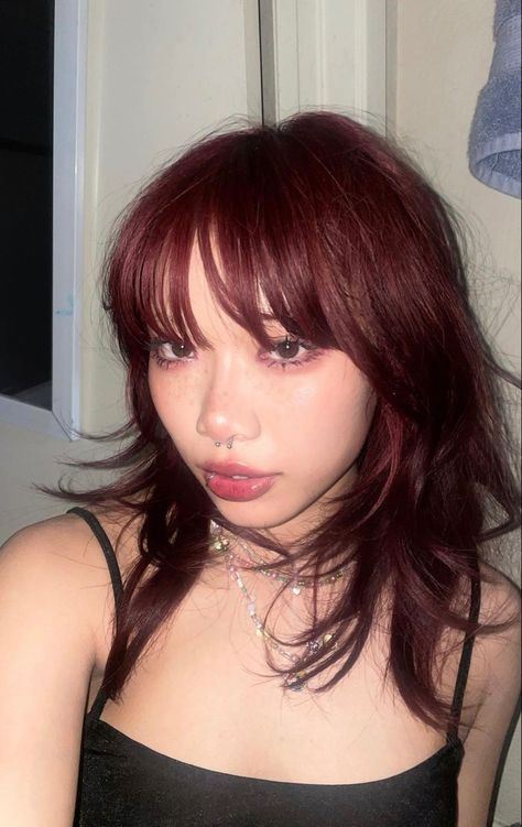 Red Hair With Bangs, Cherry Red Hair, Fire Hair, Red Hair Inspo, Wine Hair, Dark Red Hair, Hair Stylies, Burgundy Hair, Hair Dye Colors