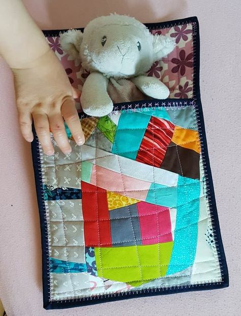 Completed: A sleeping bag for stuffed animals Stuffed Animal Sleeping Bag, Animal Sleeping Bag, Sewing Binding, Patchwork Fabric, Childrens Crafts, Japanese Fabric, Quilting Crafts, Sleeping Bag, Kids Design