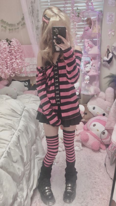 Black And Pick Outfits, Pink And Black Roblox Outfits, Fem Scene Outfit, Black And Pink Aesthetic Clothes, Pink Aesthetic Clothes Pastel Goth, Pink And Black Grunge Outfit, Pink Black Aesthetic Outfits, Pink Outfits Grunge, Pink And Black Clothes Aesthetic