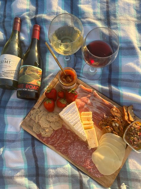 Aesthetic Charcuterie Board, Aesthetic Charcuterie, Activities Friends, Summer Picnic Aesthetic, Charcuterie Picnic, Famous Cats, Draw Cats, Wine Picnic, Picnic Aesthetic