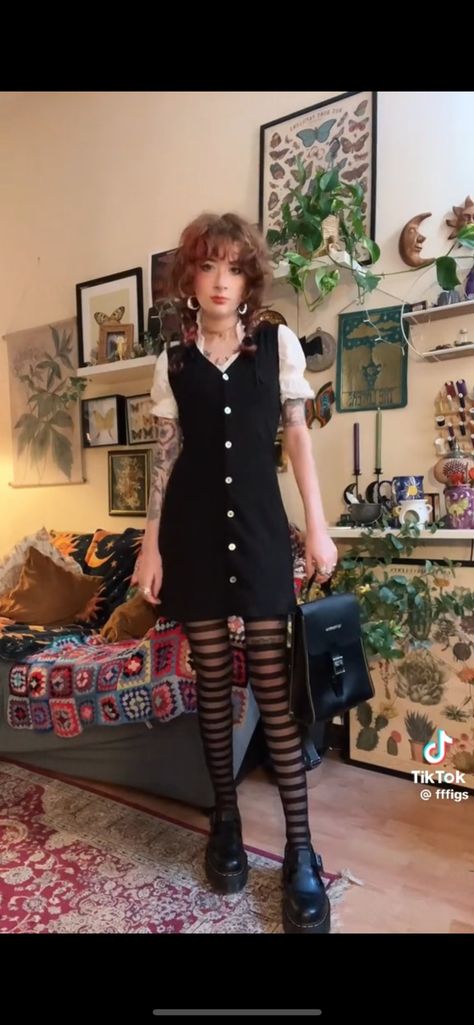 Phoebe Buffay Aesthetic, Cottage Core Autumn, 70s Fairy, Witch Aesthetic Outfit, Summer Goth Outfits, Wednesday Addams Outfit, Fairy Witch, Fairy Outfit, Dark Street