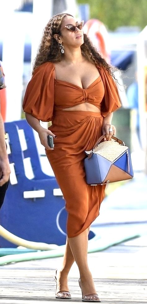 Beyoncé Knowles Street Style Beyonce Street Style Casual, Beyoncé Street Style, Beyonce Outfits Casual, Beyonce Casual Outfits, Beyonce Street Style, Beyonce Body, Postpartum Fashion, Beyonce Outfits, Beyonce Style