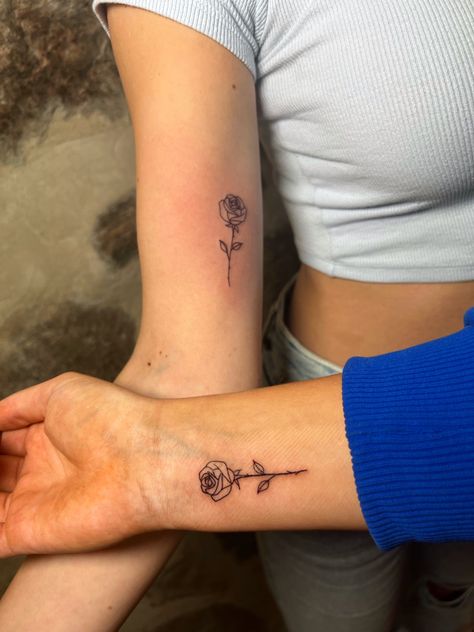 Rose Tattoo Matching, Matching Rose Tattoos, Simple Rose Tattoo, Matching Tats, Idea Tattoo, Bestie Tattoo, Bff Matching, Matching Couple Tattoos, Simple Rose