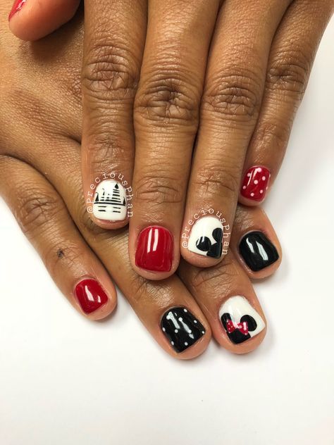 Disney nails. Disneyland. Happiest place on earth. Mickey Mouse. Minnie Mouse. . #PreciousPhan Disney Gel Nails, Disney Christmas Nails, Disneyland Nails, Disney Nail Designs, Mickey Mouse Nails, Disney Inspired Nails, Minnie Mouse Nails, Mickey Nails, Disney Nail