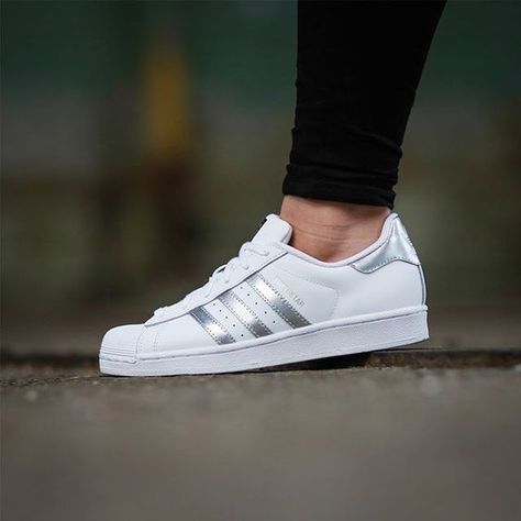 Adidas Superstar blancas con rayas plateadas para mujer 2017 Adidas Shoes Superstar, Curvy Petite Fashion, Superstars Shoes, Silver Sneakers, Adidas Outfit, Yeezy Shoes, Milan Fashion Weeks, Carrie Bradshaw, Selling Products