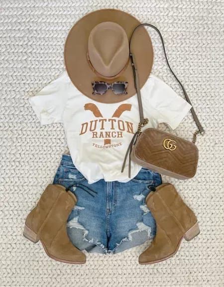 Rodeo Outfits For Women Summer Shorts, Western Summer Outfits Shorts, Country Outfits Women Summer, Western Fits With Shorts, Western Style T-shirt For Country Concerts In Spring, Western Outfits Women Summer, Western Style Summer T-shirt, Country Style T-shirt For Rodeo In Spring, Western Boho Outfits