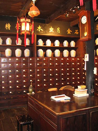 Traditional Chinese herbal medicine dispensary Chinese Medicinal Herbs, Acupuncture Clinic, Eastern Medicine, Medicine Chest, Chinese Herbal Medicine, Chinese Herbs, Alternative Healing, Integrative Medicine, Holistic Medicine