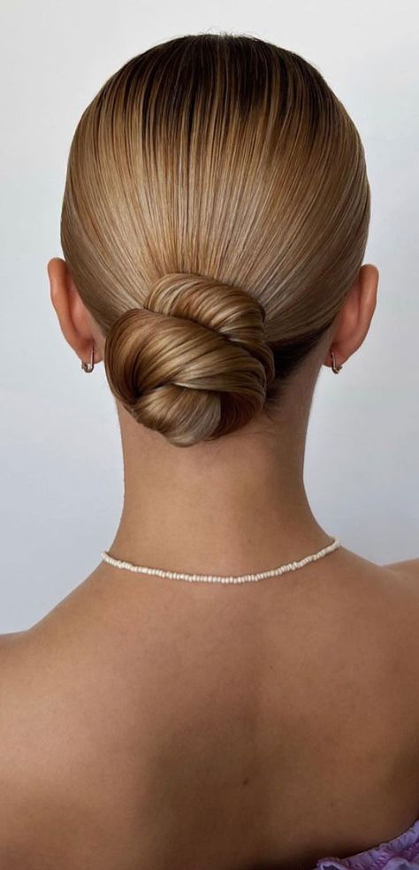 50 formas asombrosas de peinar un peinado recogido en 2022: elegante moño bajo torcido Bun Hair Updos, Celebrity Updos 2022, Wedding Buns Hairstyle, Slicked Back Wedding Bun, Slick Bun Wedding Hairstyles, Updo 2022, Slick Updo Hairstyles, Slick Back Updo, Sleek Updo Hairstyles