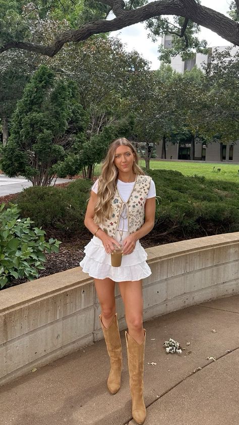 Summer Outfits Skirt, White Mini Skirt Outfit, Country Concert Outfit Fall, Vaquera Boots, Country Concert Outfit Ideas, Country Concert Outfits, Chic Embroidery, White Skirt Outfits, Embroidery Boots